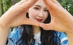 他揉捏她两乳不停呻吟A片